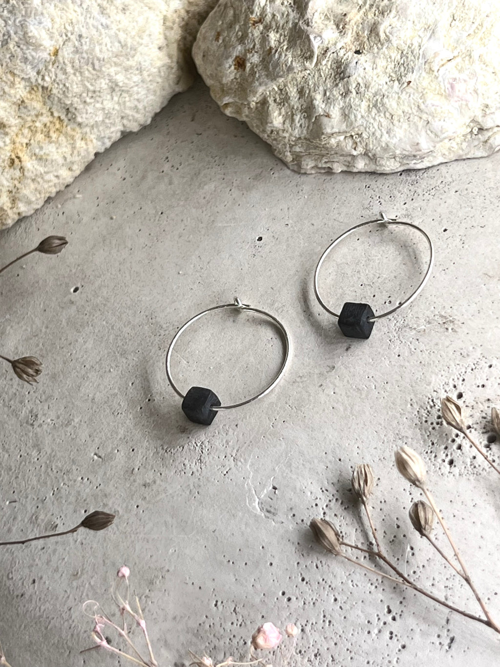 Yulia Silbercreolen mit black Onyx in matt