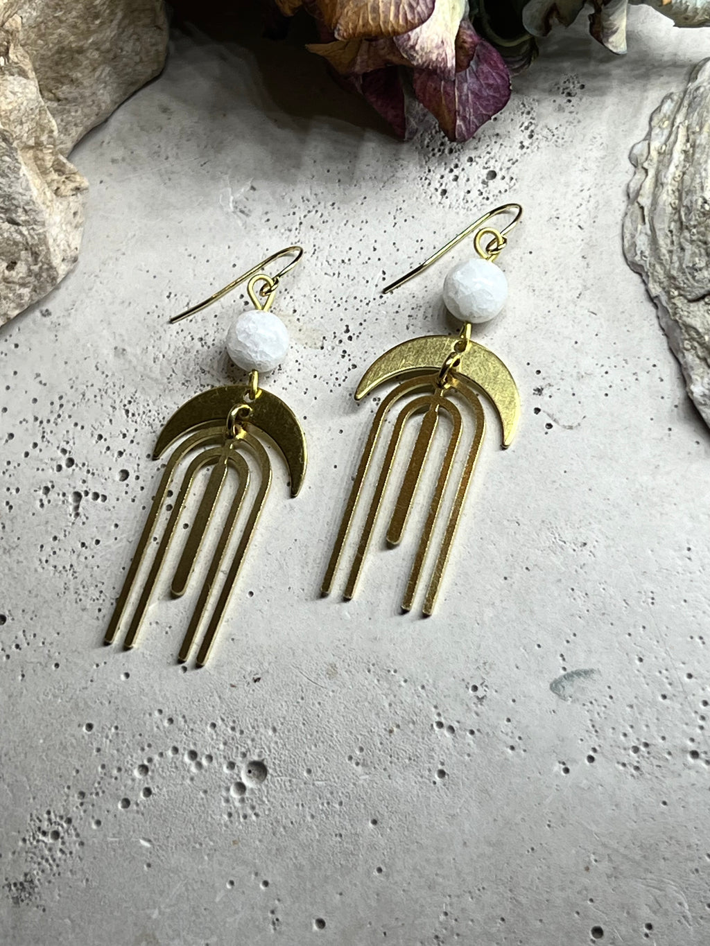 Lisha Bogen & Mond Ohrringe mit weißer Jade
