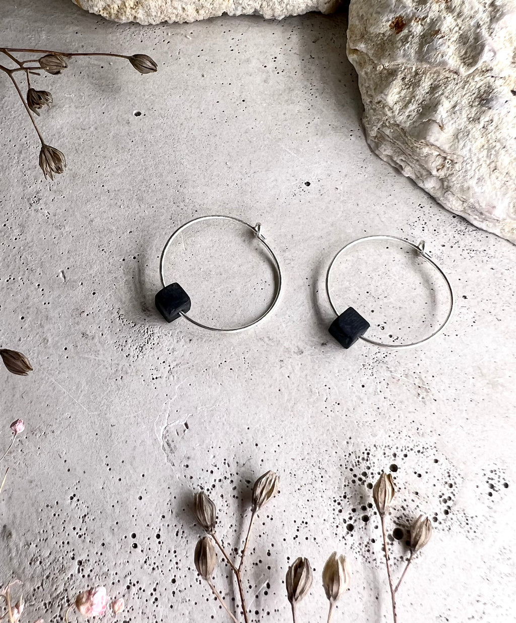 Yulia Silbercreolen mit black Onyx in matt