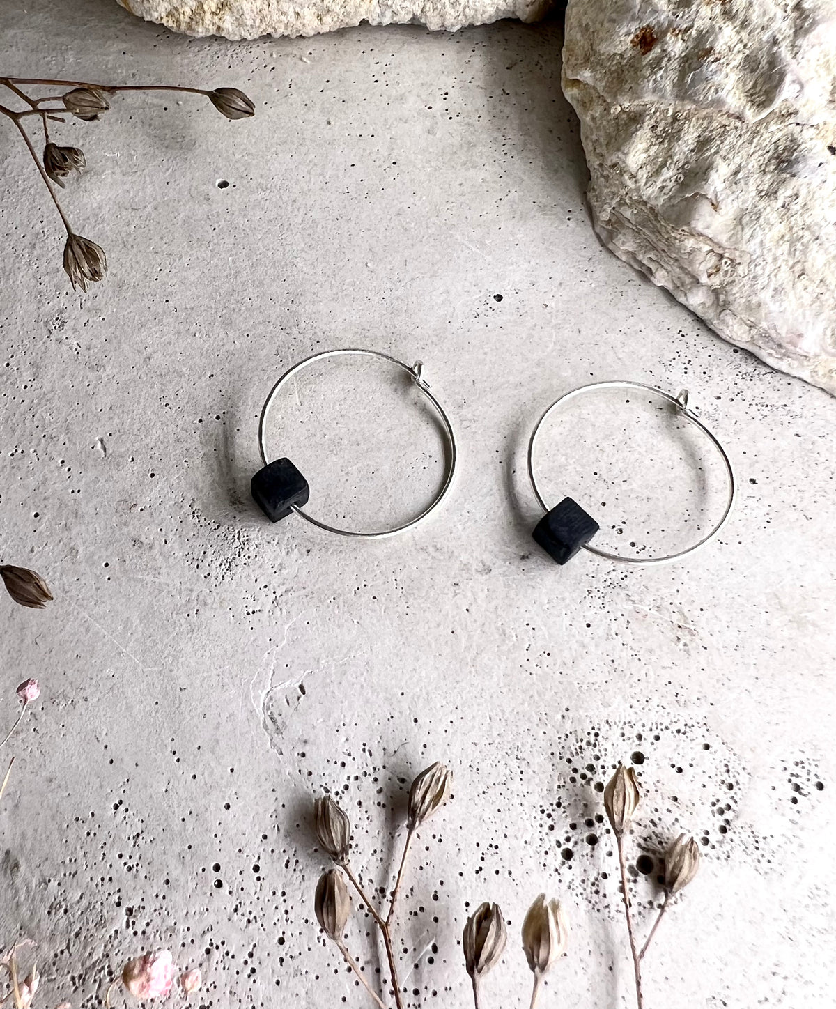 Yulia Silbercreolen mit black Onyx in matt
