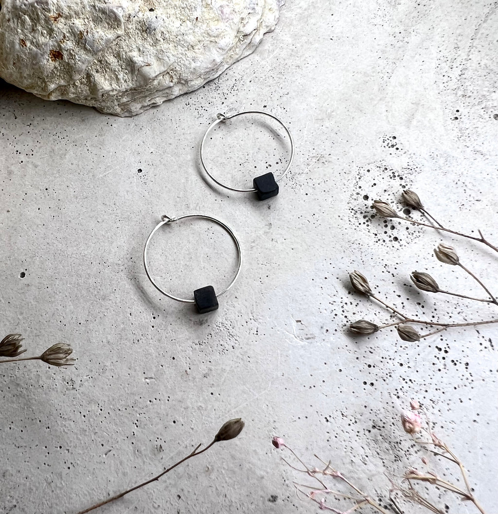 Yulia Silbercreolen mit black Onyx in matt