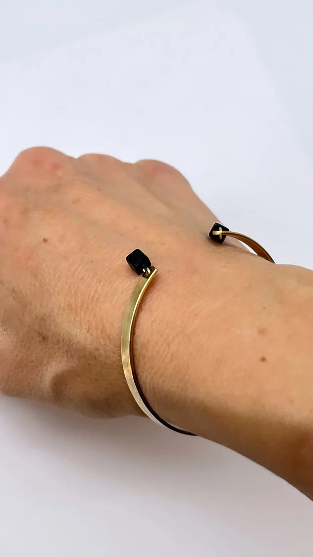 Lori Armreif mit schwarzen Onyx Cubes - allmymillionmoons